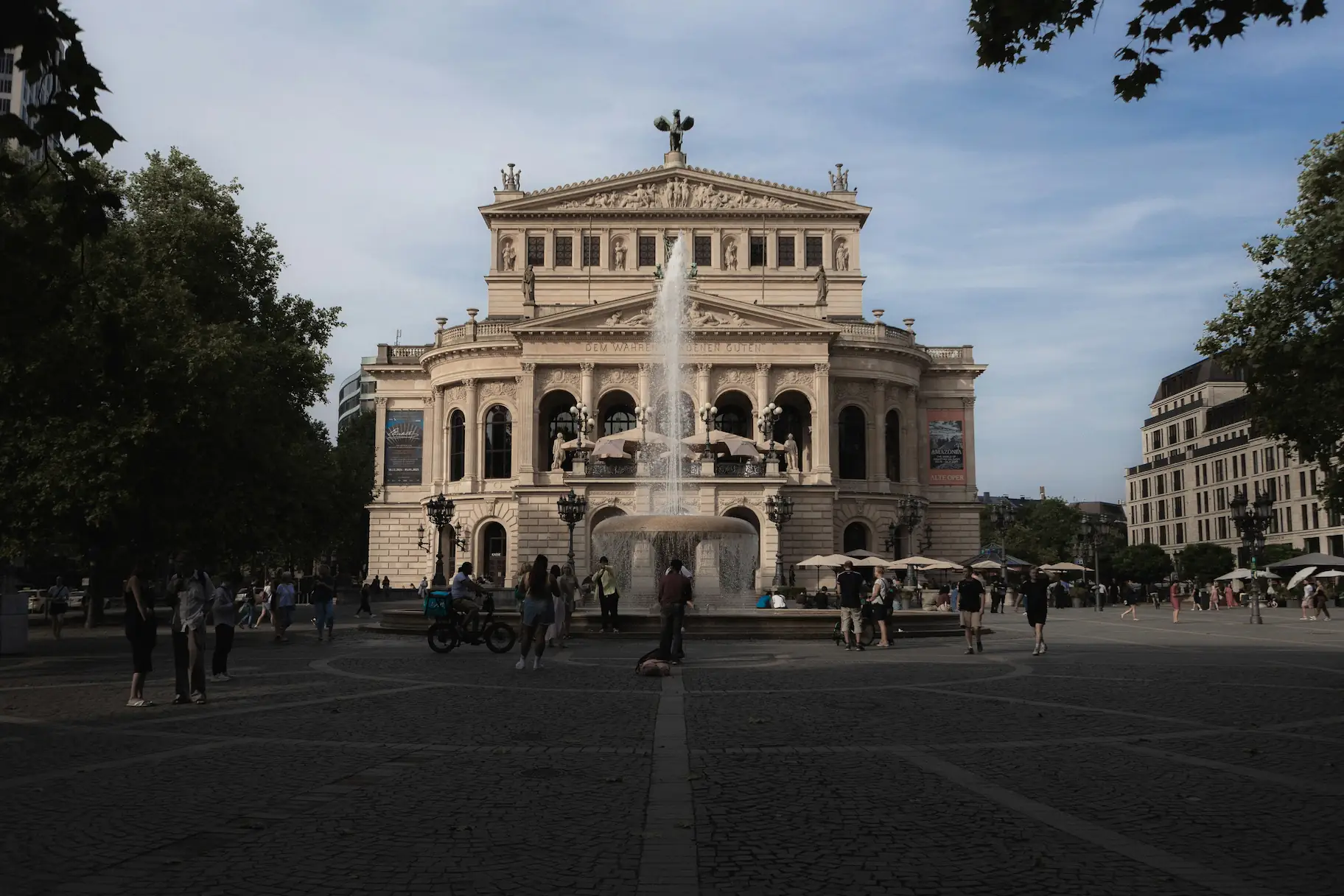 Grabmale auf einem Friedhof in Frankfurt am Main – Beratung durch Schugar Natursteine zu Grabsteinvorschriften